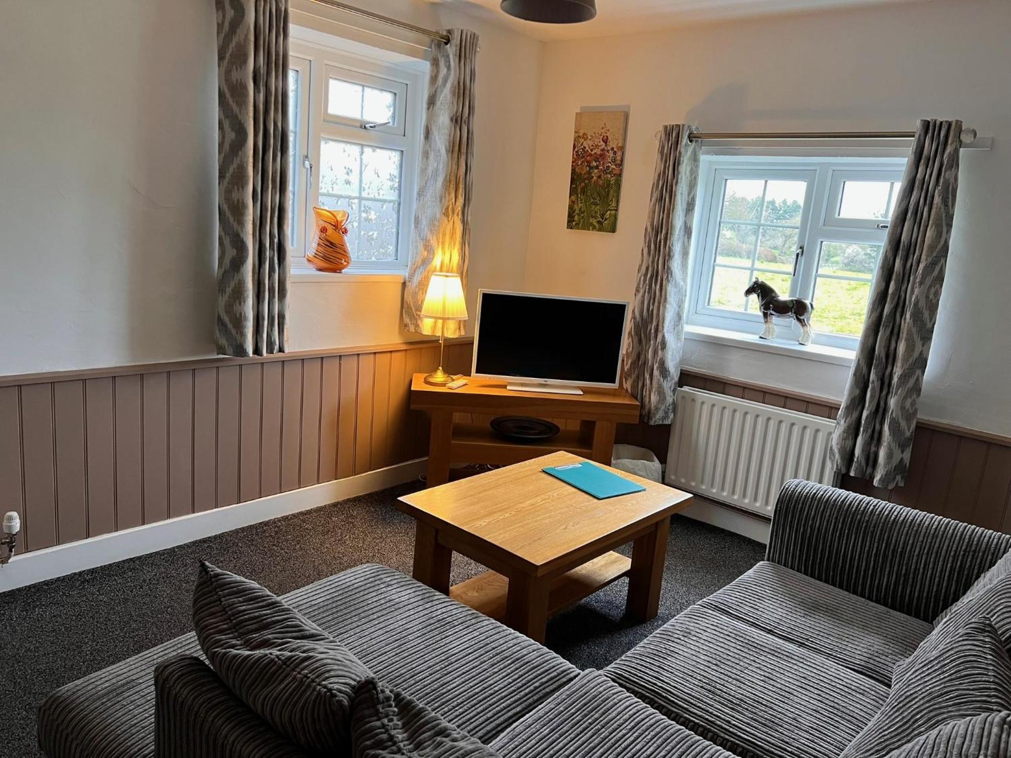Hunston Mill Self Catering Dog Stay For Free Chichester Exterior photo
